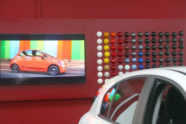 Bildschirm und Farbmuster Pop-Up Store Ludwigshafen - Autohaus Renck-Weindel